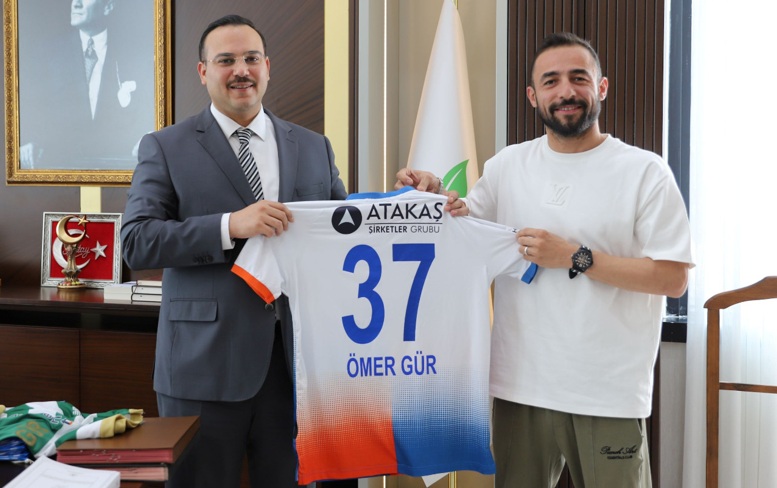 Altınözülü futbolcu Ömer Gür’den Kaymakam Şahin’e ziyaret