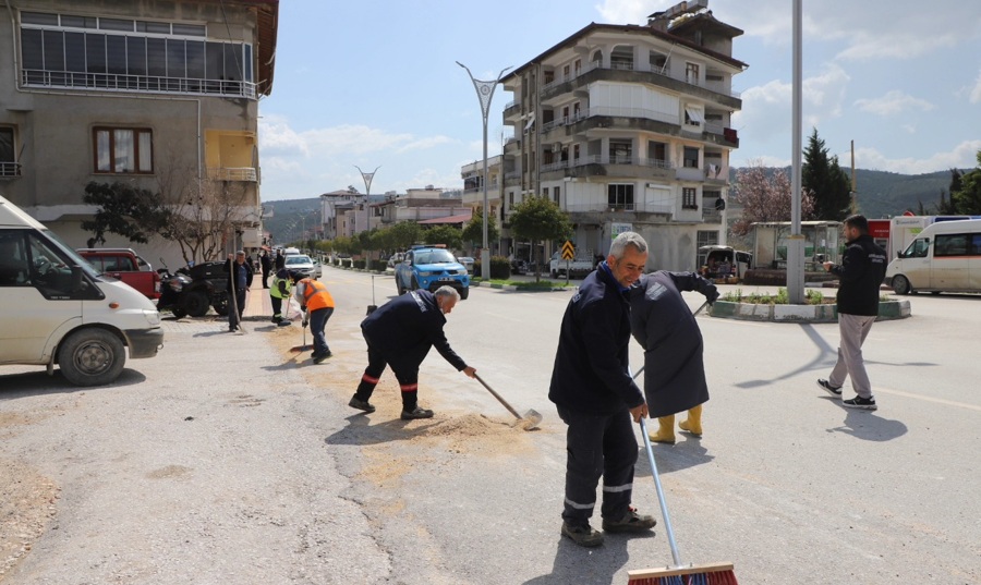 Altınözü’nde yağış sonrası temizlik çalışmaları sürüyor