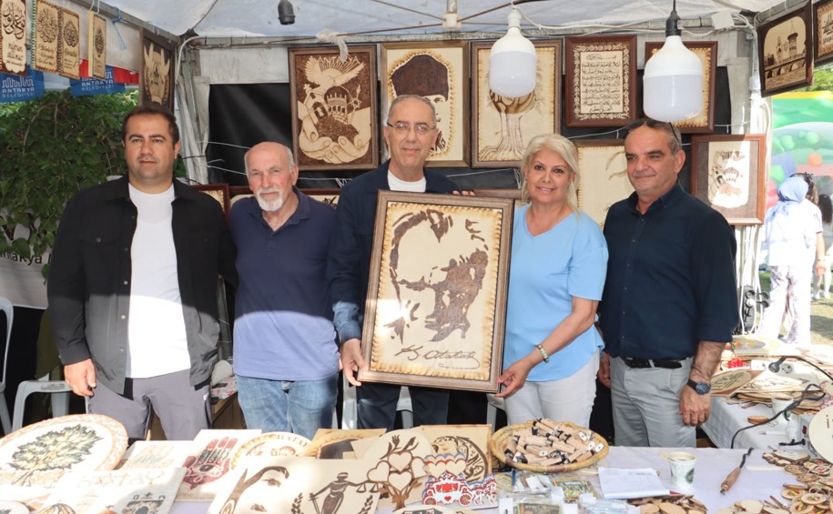 Gülbol Çiftinden Başkan Yapar’a Atatürk Portresi Hediyesi haber fotoğrafı