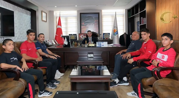 GÜREŞÇİLERDEN BAŞKAN DR. AMAÇ’A ZİYARET haber fotoğrafı