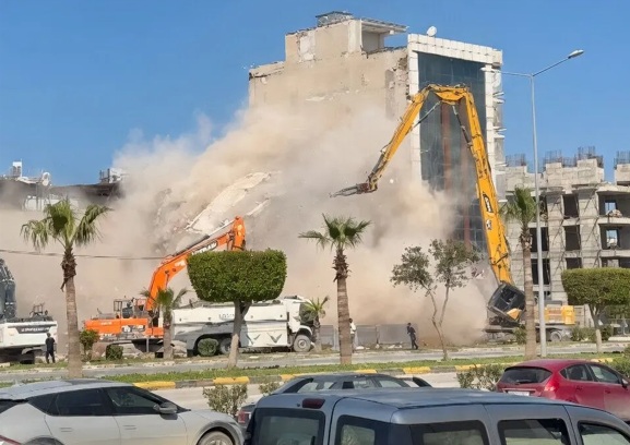 Hasarlı 6 Katlı Bina saniyeler içinde yıkıldı