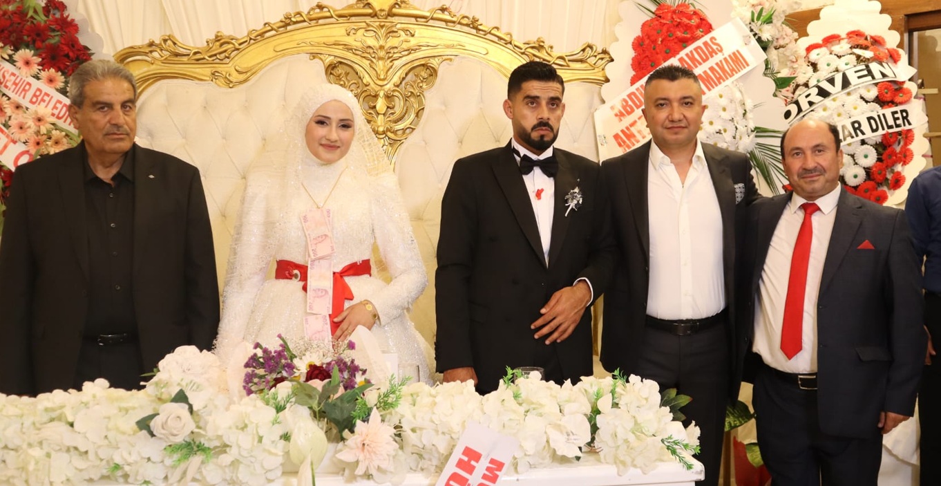 İŞADAMI ÖZYURT DÜĞÜN MERASİMİNE KATILDI haber fotoğrafı