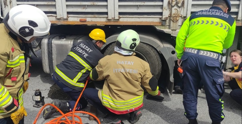 Kamyonun çarptığı adam dorsenin altında sıkıştı