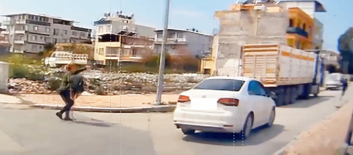 Kapkaççı hırsızı araç kamerası yakalattı