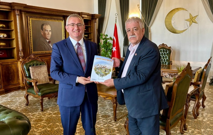 Kaymakam Önder ve Emniyet Müdürü Güneş’e Hatay Halk Bilimi Kitabını Takdim Etti