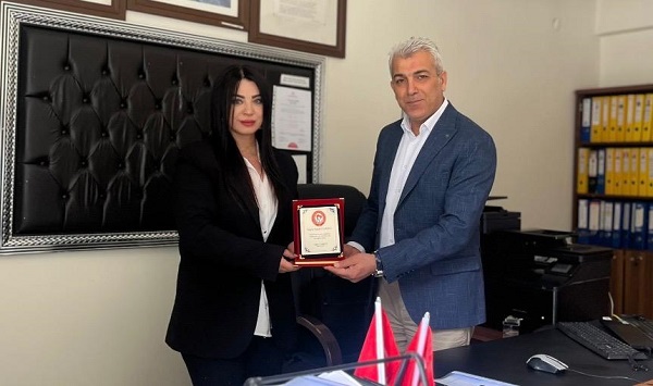 Okul Müdürü Coşkun’dan Eğitim Gönüllüsü Sarıgil’e Plaket