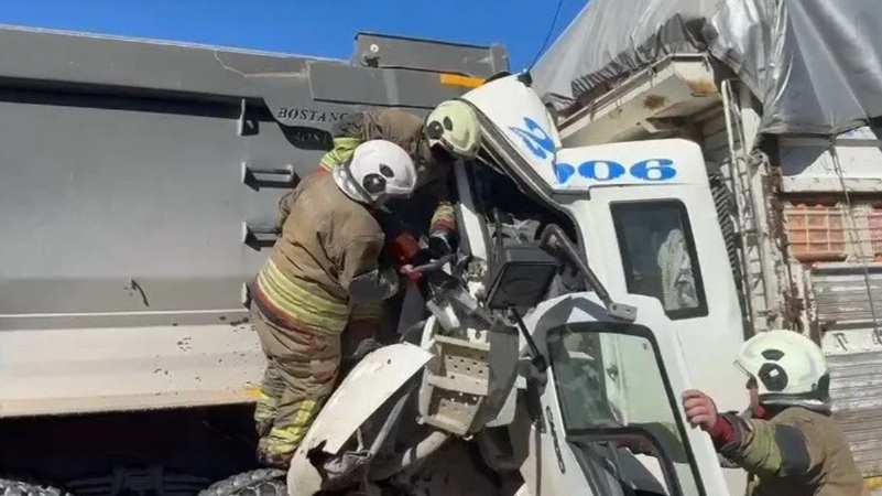 Otobanda TIR kamyona çarptı: 1 ölü