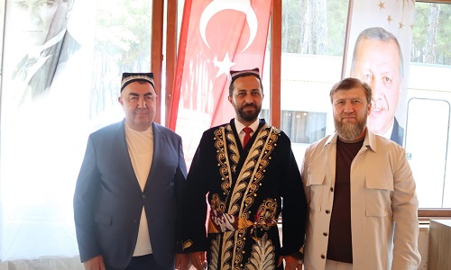 Özbekistan Heyeti'nden Başkan Yalçın'a Geleneksel Kültür Kıyafeti