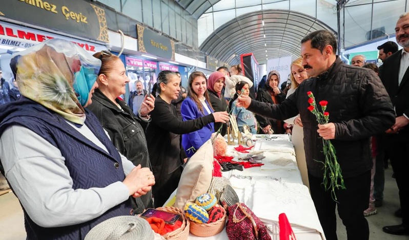 Validen kadınlara kırmızı karanfil