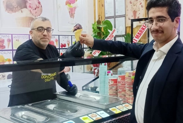 Yayladağı’nda Geleneksel Dondurmanın Adresi: İkram Maraş Açıldı haber fotoğrafı
